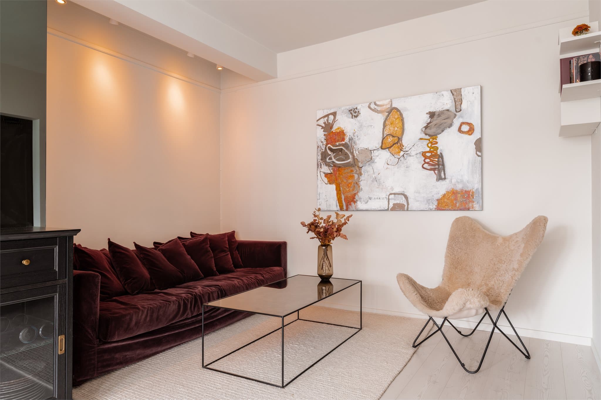 Stuen fremstår moderne og åpen med gjennomgående laminat på gulv samt god takhøyde på ca. 2,65 meter.