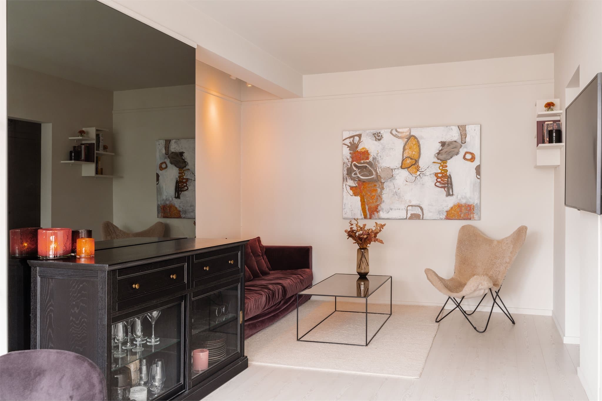 Leilighetens sosiale sone binder kjøkken og stue sammen med den åpne løsningen, og skaper en luftig og behagelig atmosfære.