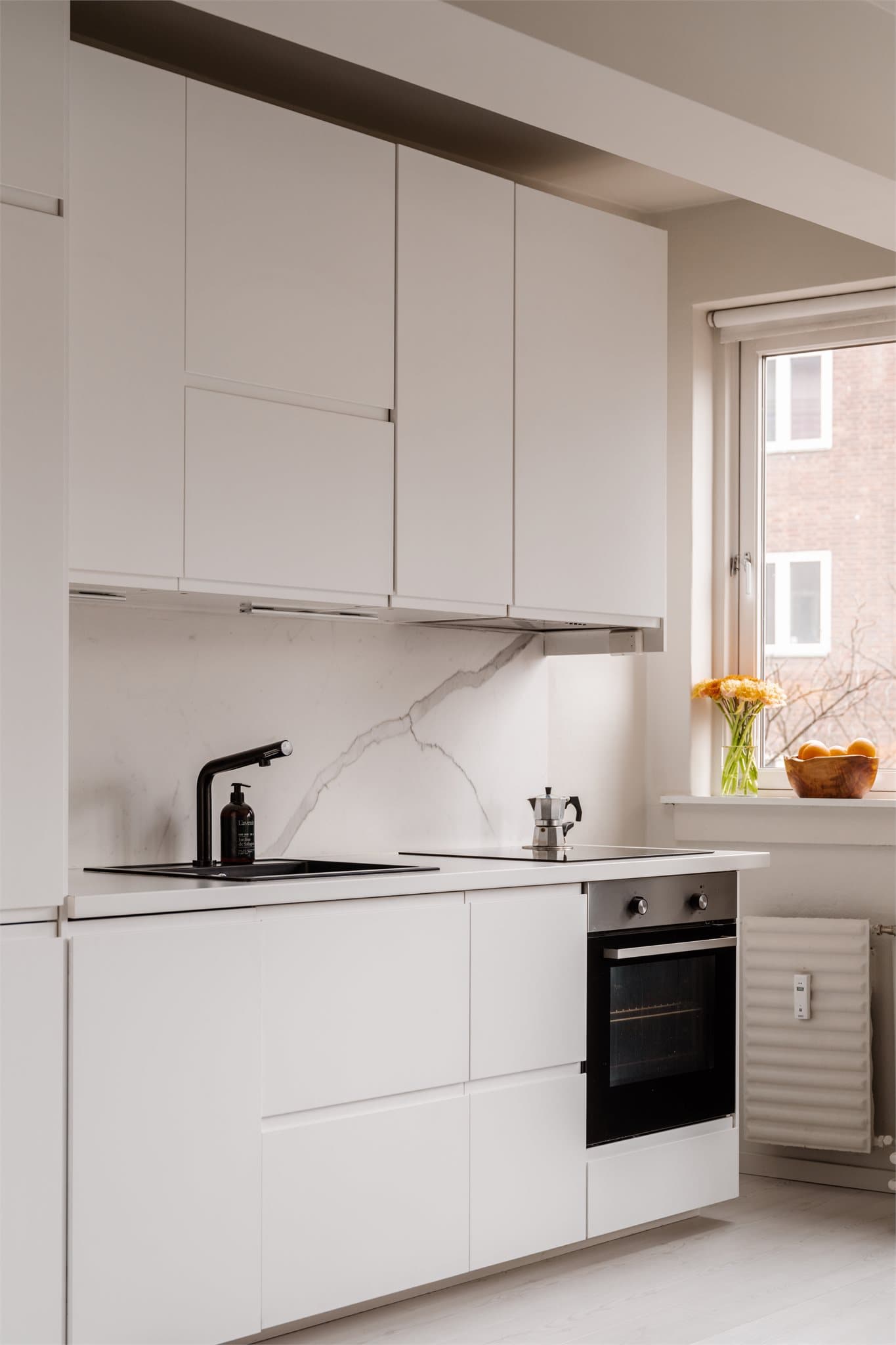 Her har du godt med skap- og benkeplass, og medfølgende integrerte hvitevarer, inkludert platetopp, stekeovn, oppvaskmaskin og kjøl/frys.