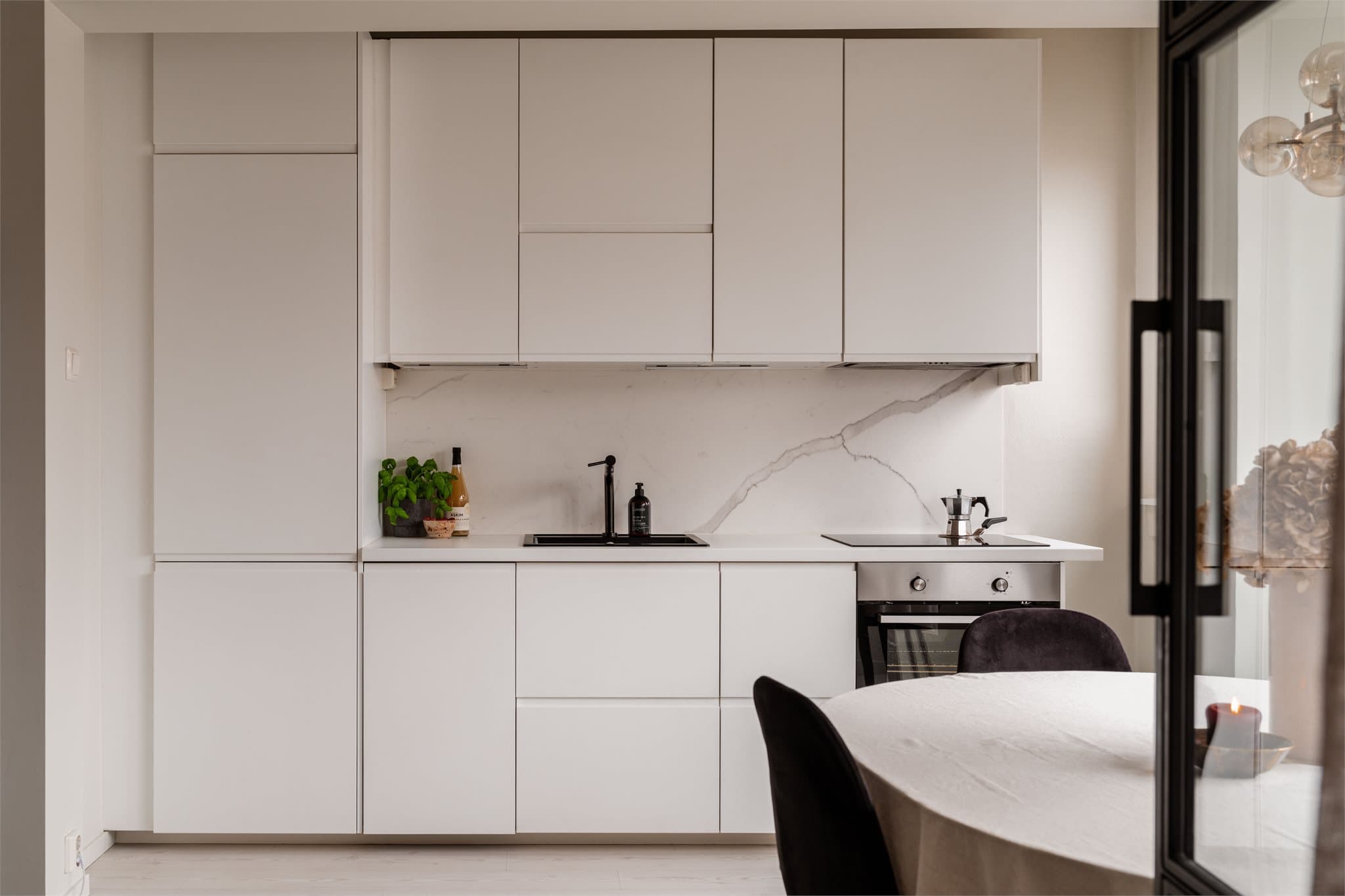 Særdeles lekkert kjøkken med glatte fronter samt praktisk og slitesterk benkeplate i laminat.