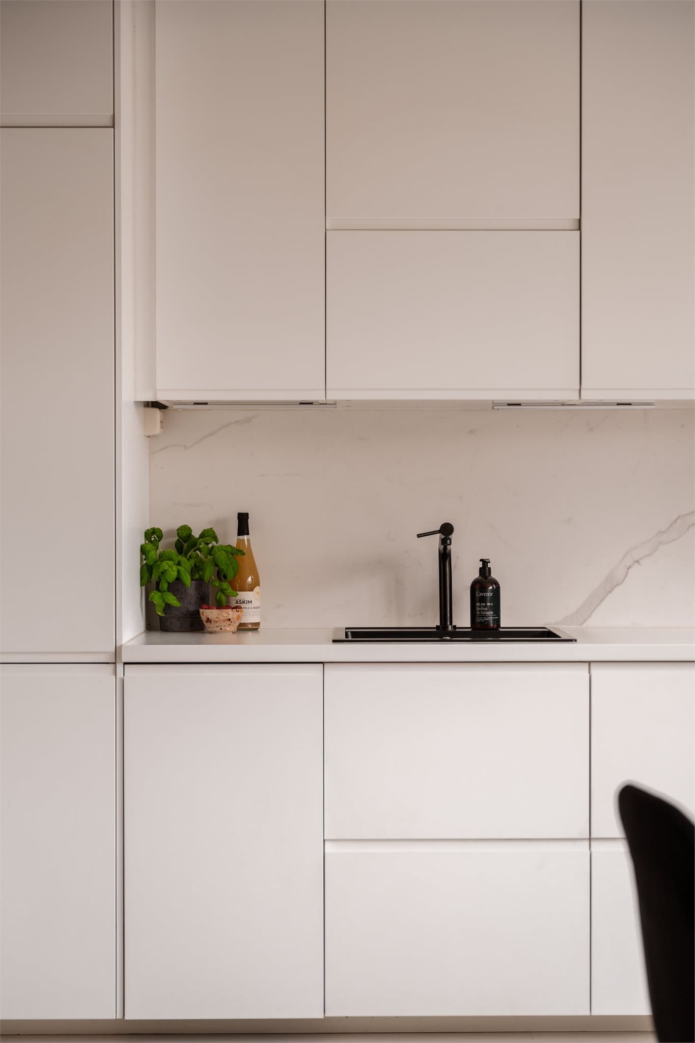 Oppvarming via radiatorer tilknyttet felles varmeanlegg.