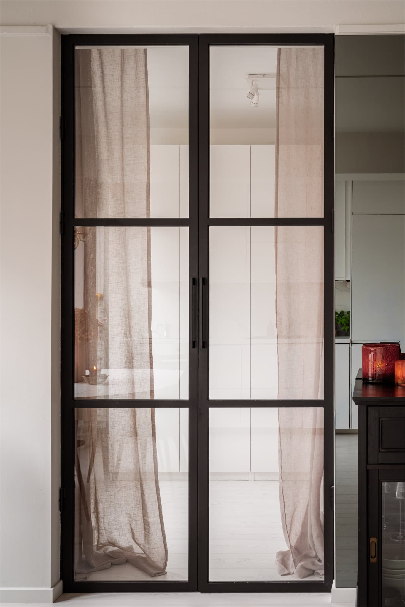 Legg merke til de flotte smijernsdørene som skiller oppholdsrommet fra soverom.