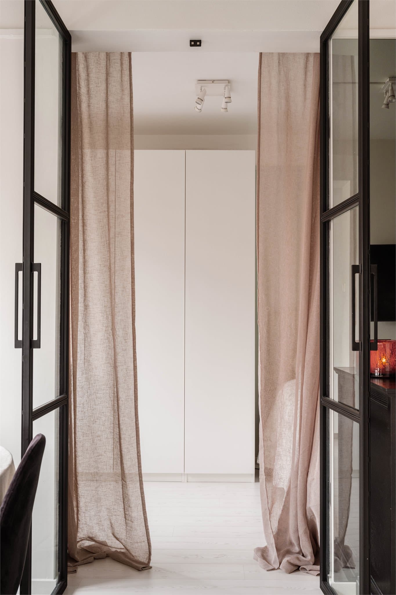 Smijernsdørene skaper en elegant overgang mellom rommene, og tilfører boligen et eksklusivt preg.