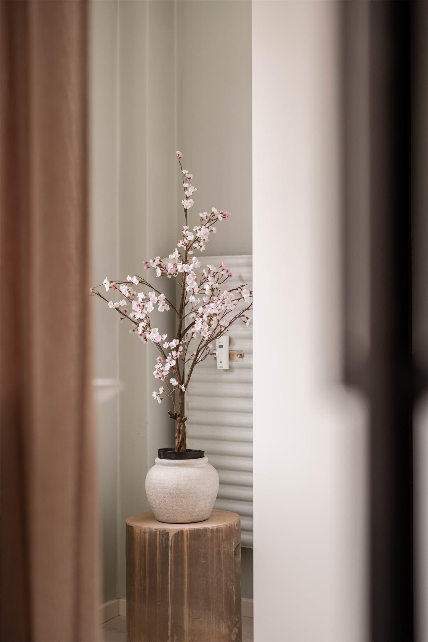 Leiligheten oppleves sval og behagelig, også på de varmeste sommerdager.