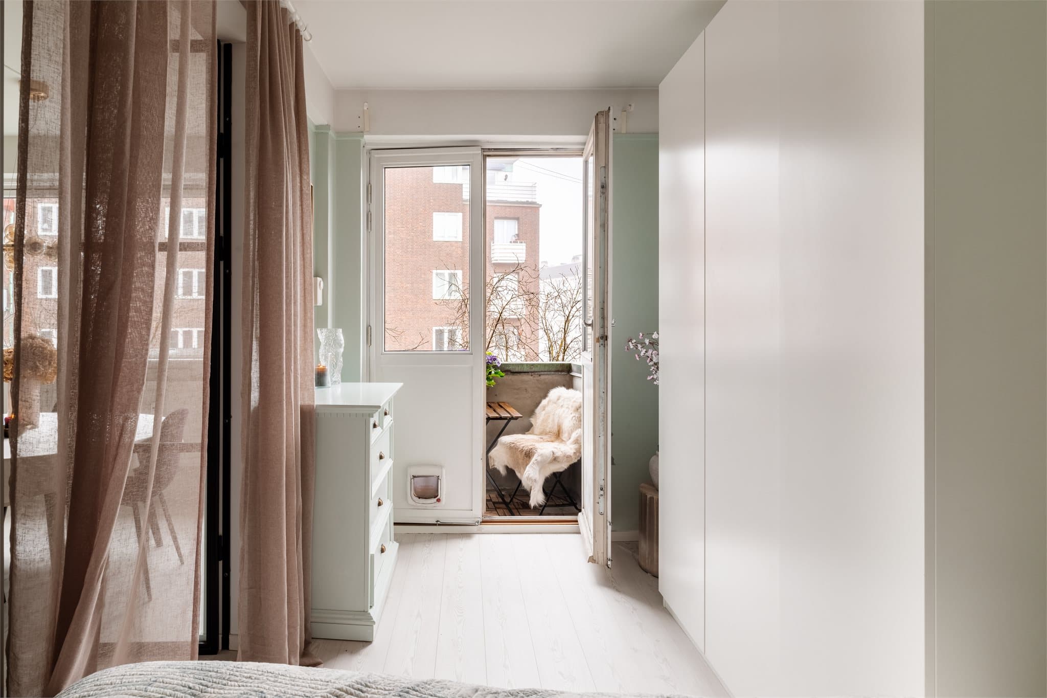 Lunt og luftig soverom med fleksible møbleringsmuligheter.