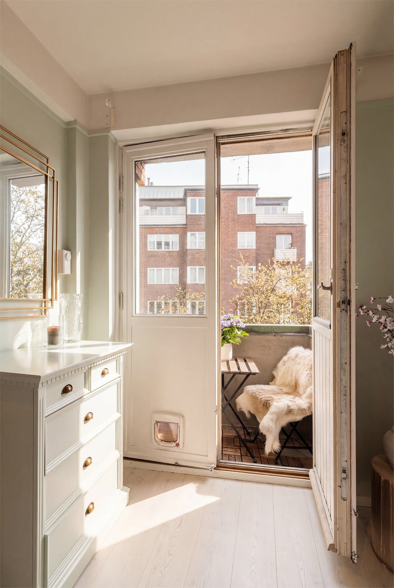 Fra soverommet har du direkte adgang til balkong med tidlig formiddagssol - en herlig forlengelse av leiligheten. Bildet er redigert med AI for å illustrere forholdene på solskinnsdager.