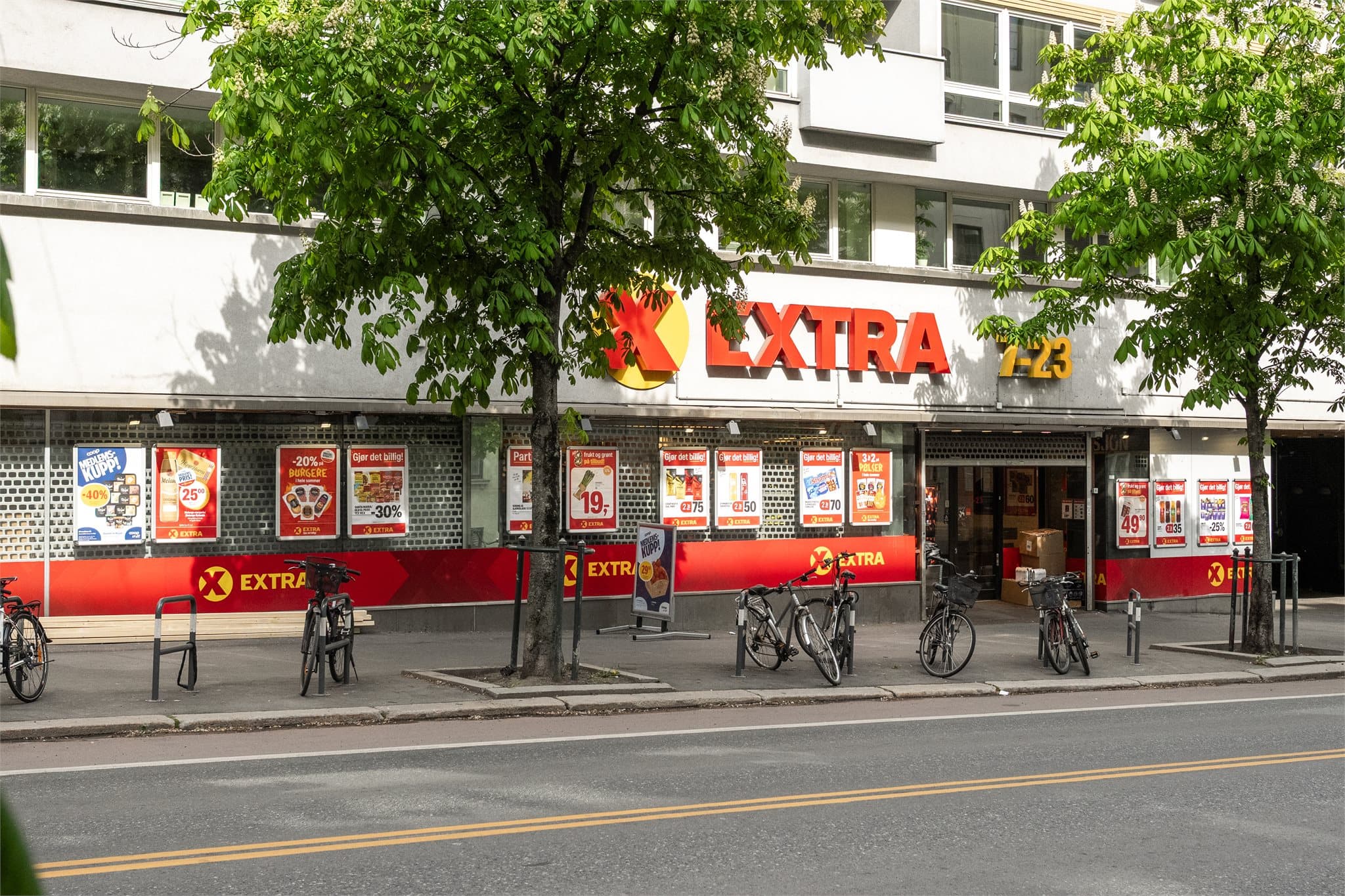 Dagligvarehandelen kan raskt gjøres hos Coop Extra som ligger like over veien, eller på andre butikker i området, som Meny, Kiwi eller søndagsåpen Joker.