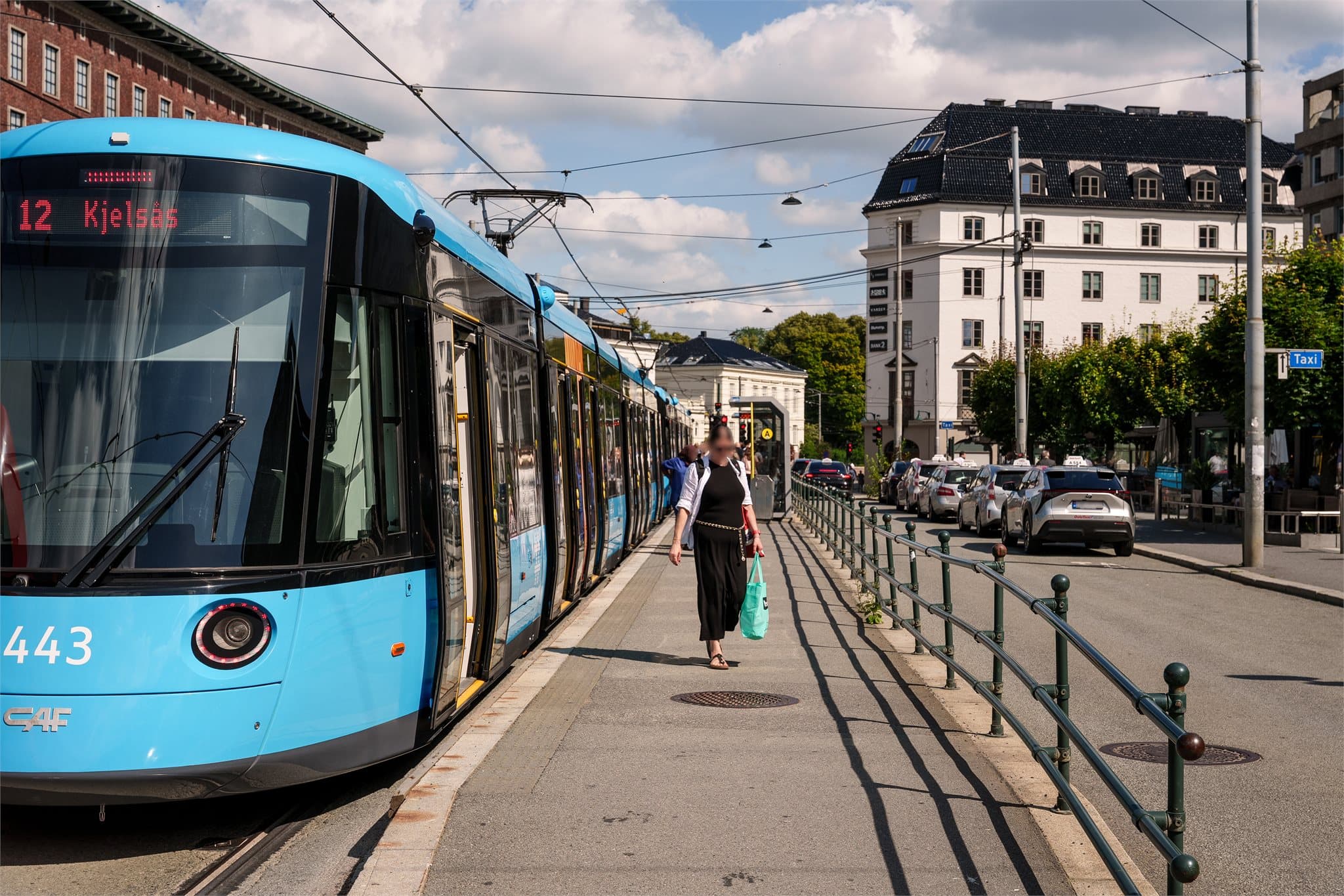 Bilde av Solli trikkeholdeplass. Her har du kort nærhet til det meste Oslo har å by på - det være seg gjennom kollektivtransport eller hyggelige gåturer i flere retninger.