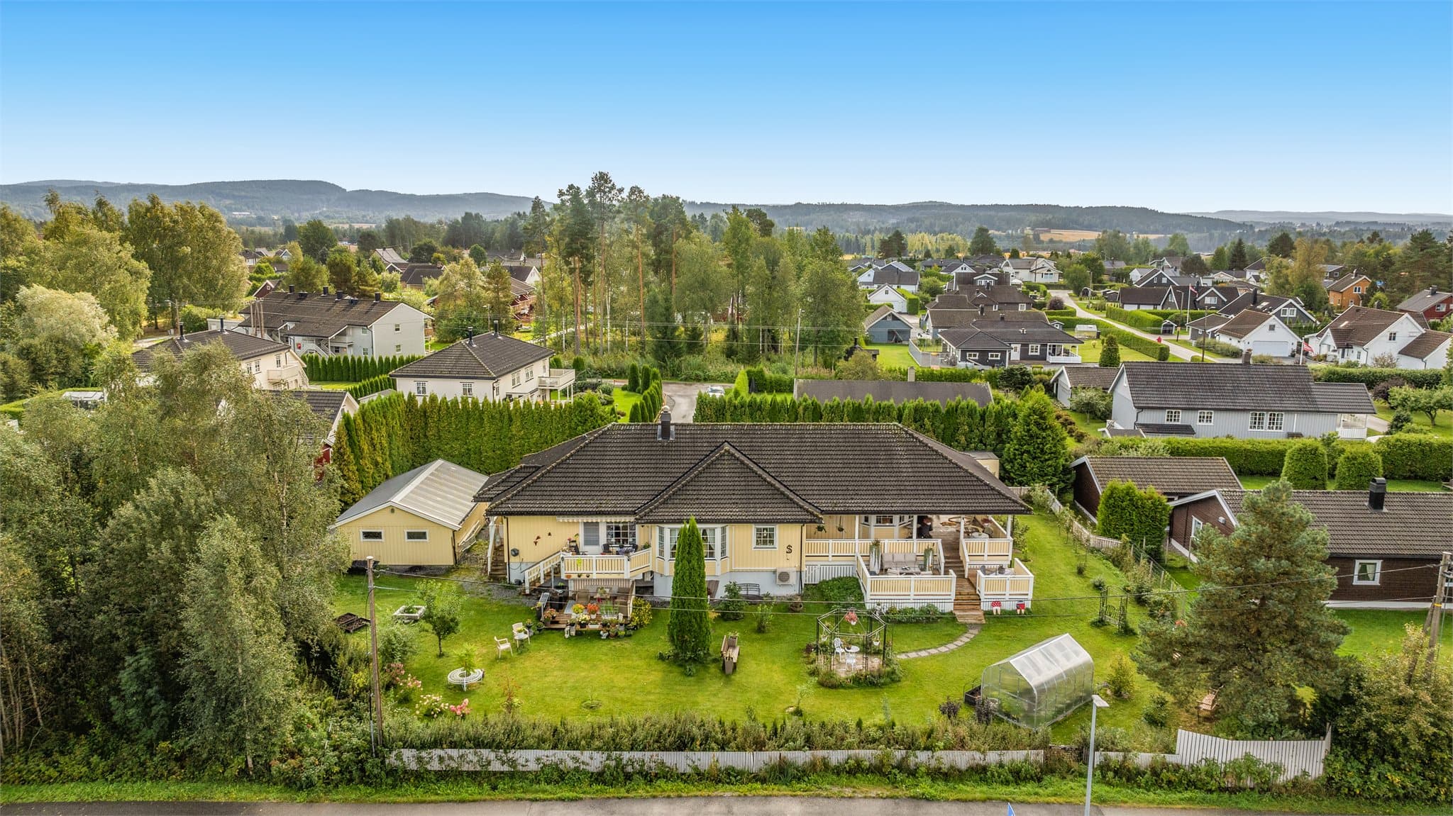 Boligen ligger på Oppakermoen i Nes kommune, kun ca. 45 min kjøring fra Oslo.