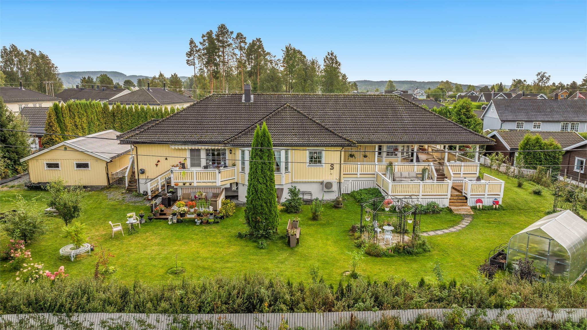 Uteplass til 3-roms del til venstre i bilde - her har begge enheter mulighet for en skjermet og hyggelig uteplass.