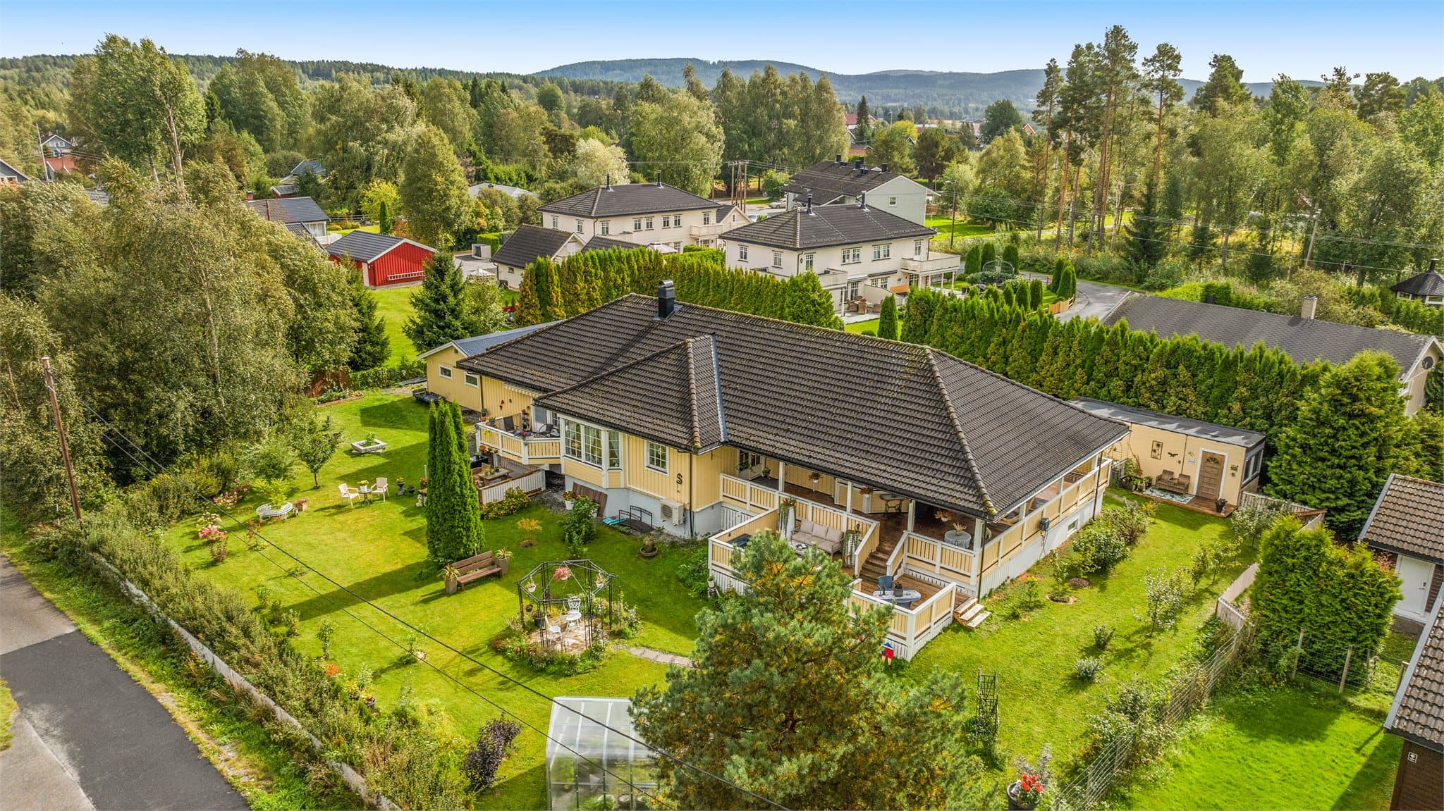 Boligen stod ferdig i 2004. Vertikaldelt tomannsbolig med 3-roms del med egen uteplass som egner seg godt for utleie.