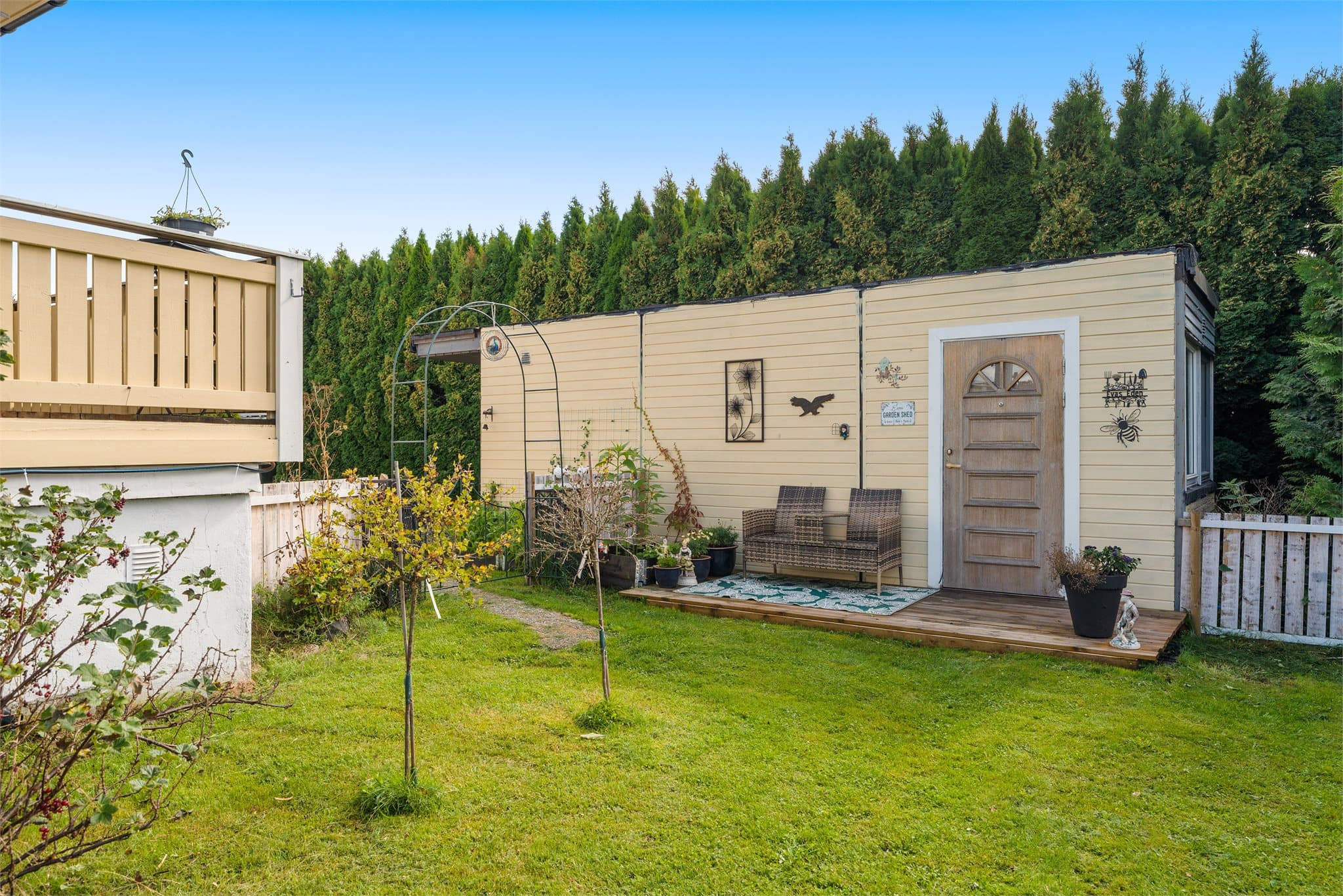 Det er satt opp en bod for lagring ute.