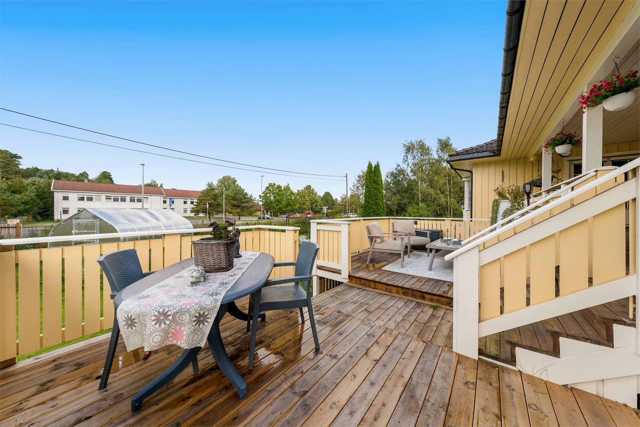 Fine solforhold på terrasser og i hage.