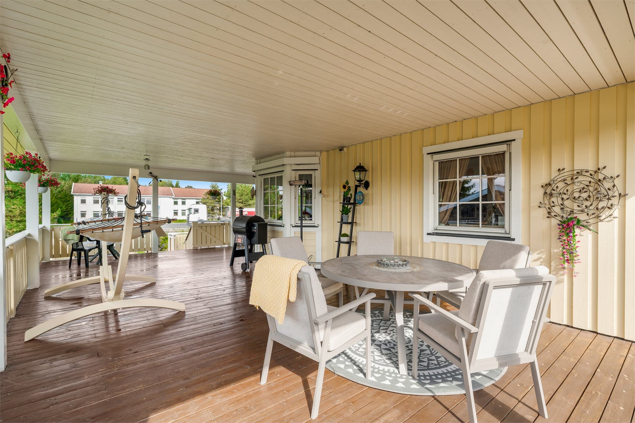 Boligen har flere fine uteplasser. Stor overbygget terrasse gjør at utelivet kan nytes i all slags vær.