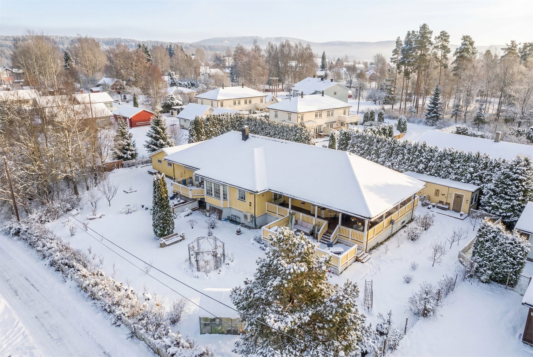 En helt tomannsbolig med romslig og nydelig opparbeidet tomt på Oppakermoen i Nes kommune.