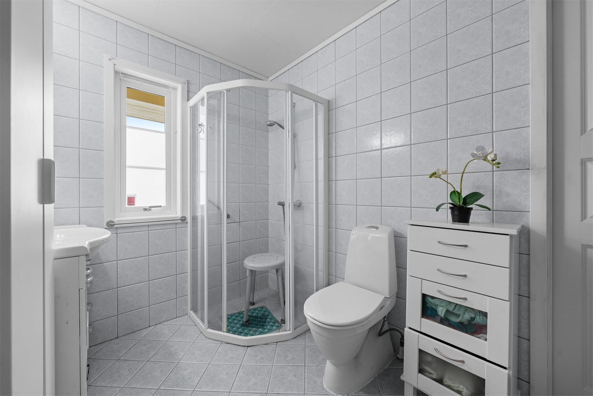 Bad i 3-roms del. Dusjløsning, servant, toalett og opplegg for vaskemaskin samt utslagsvask.