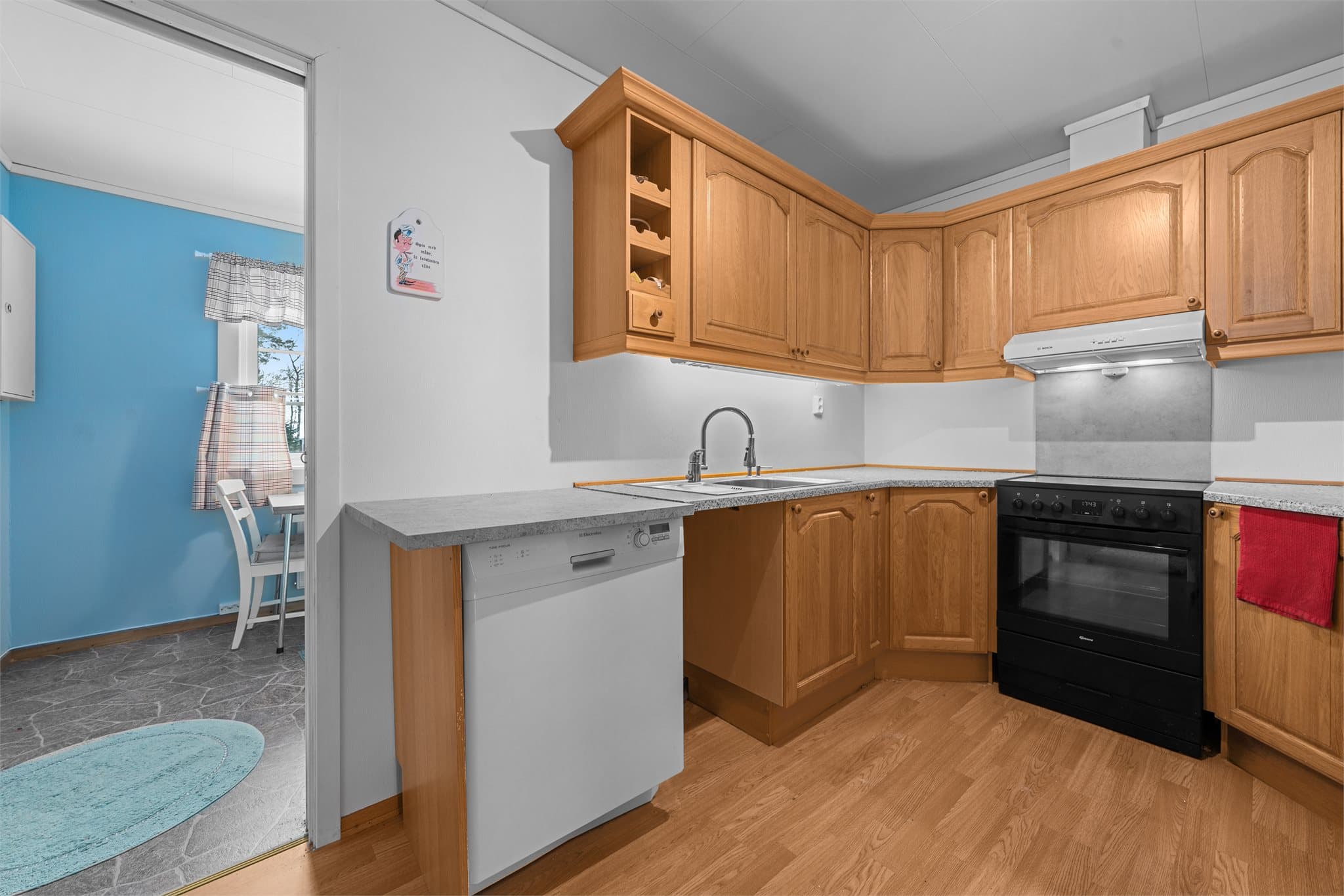 Innenfor kjøkken er det et bodrom som er brukt som spisekjøkken.