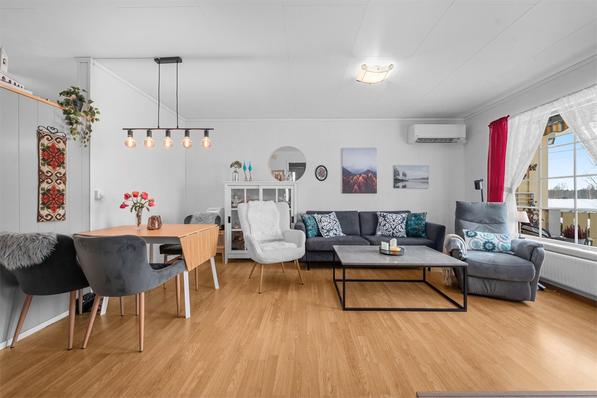 Her er det også god plass til spisebord og sofamøblement.