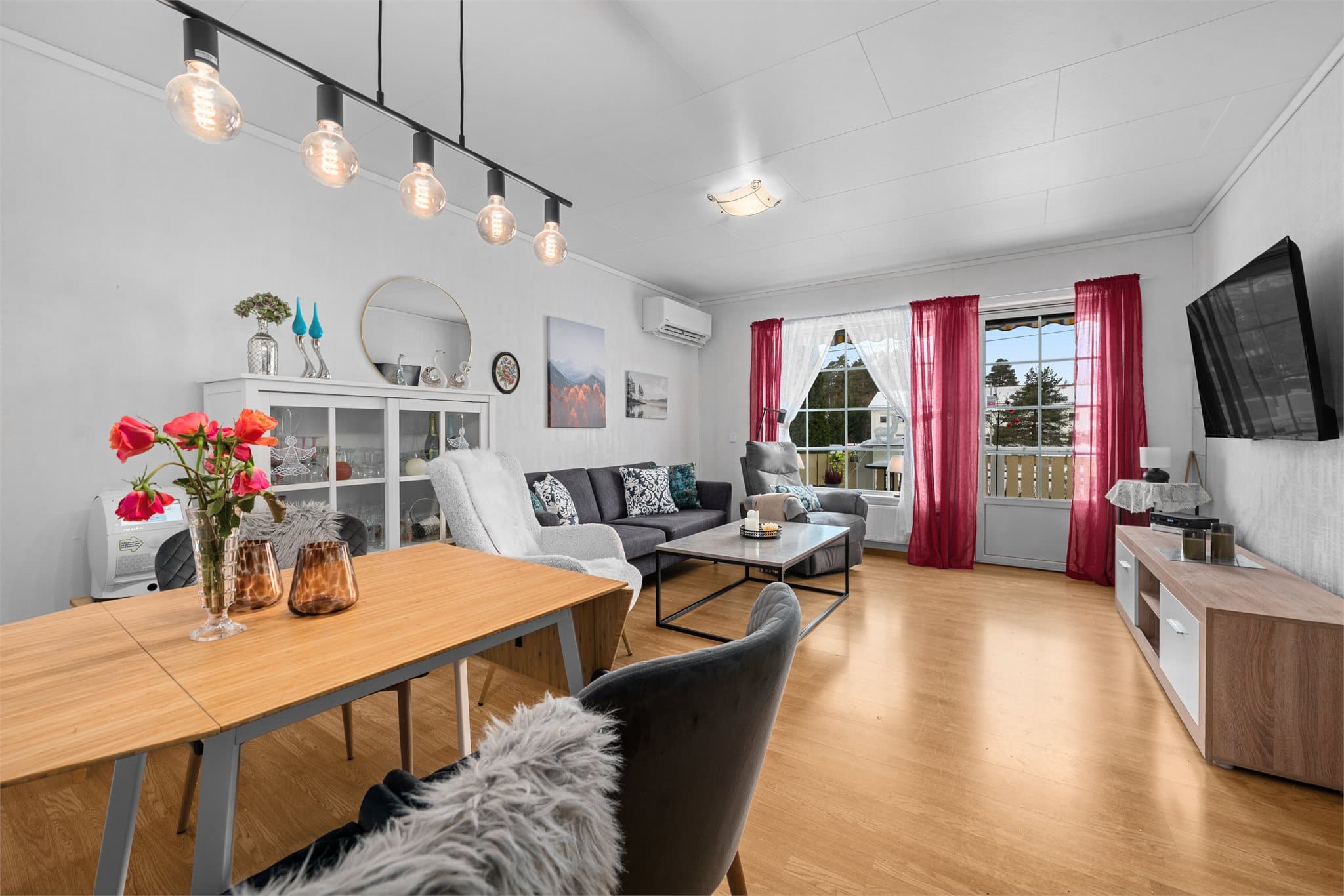 Fin stue i 2-roms med utgang til nydelig uteplass.