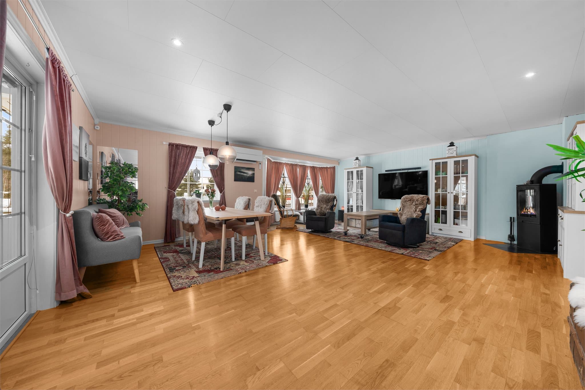 Stor stue i hoveddel som enkelt lar seg møblere med både spisestue og sofamøblement.