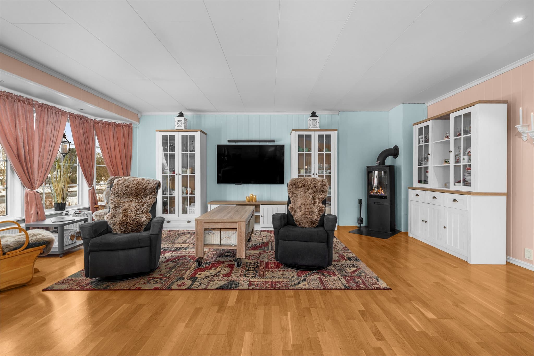 Store vindusflater gir rikelig med naturlig dagslys inn.