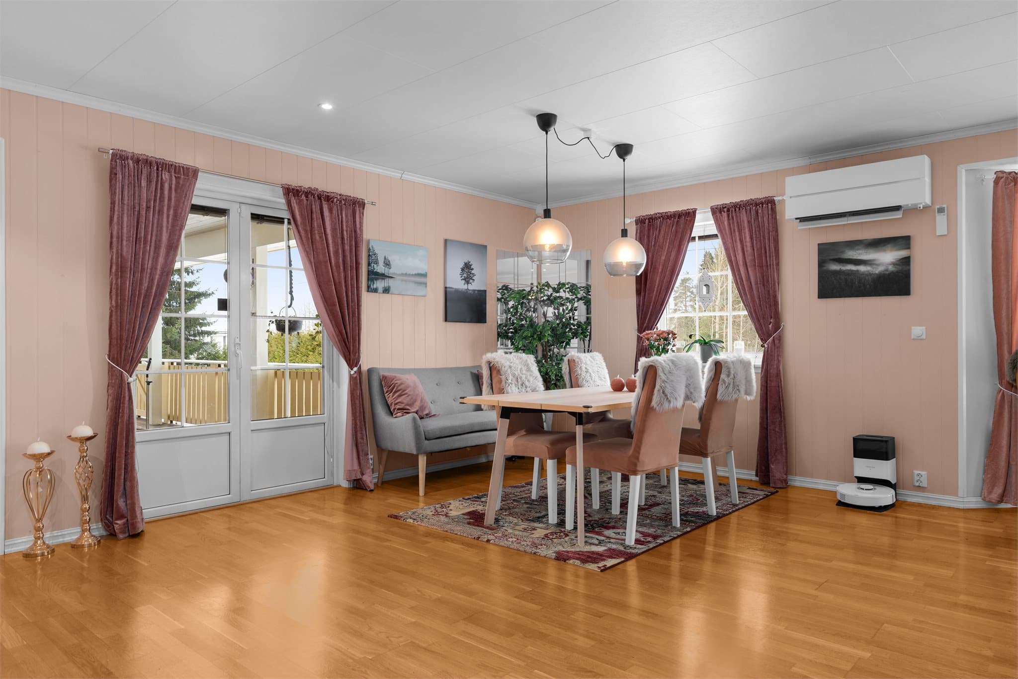 Det er både varmepumpe og peisovn i stue.