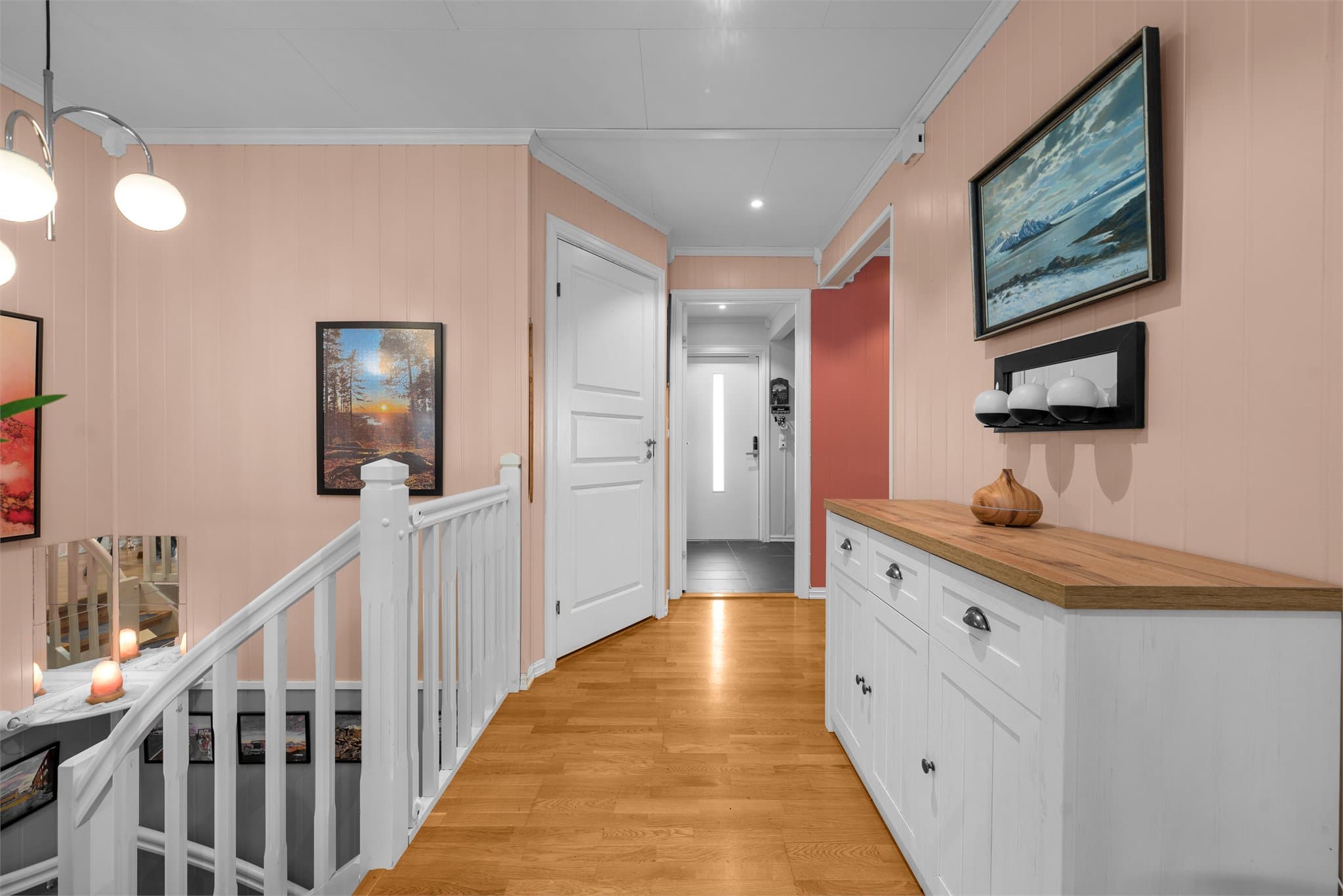 Boligen har lune fargevalg og en fin planløsning.