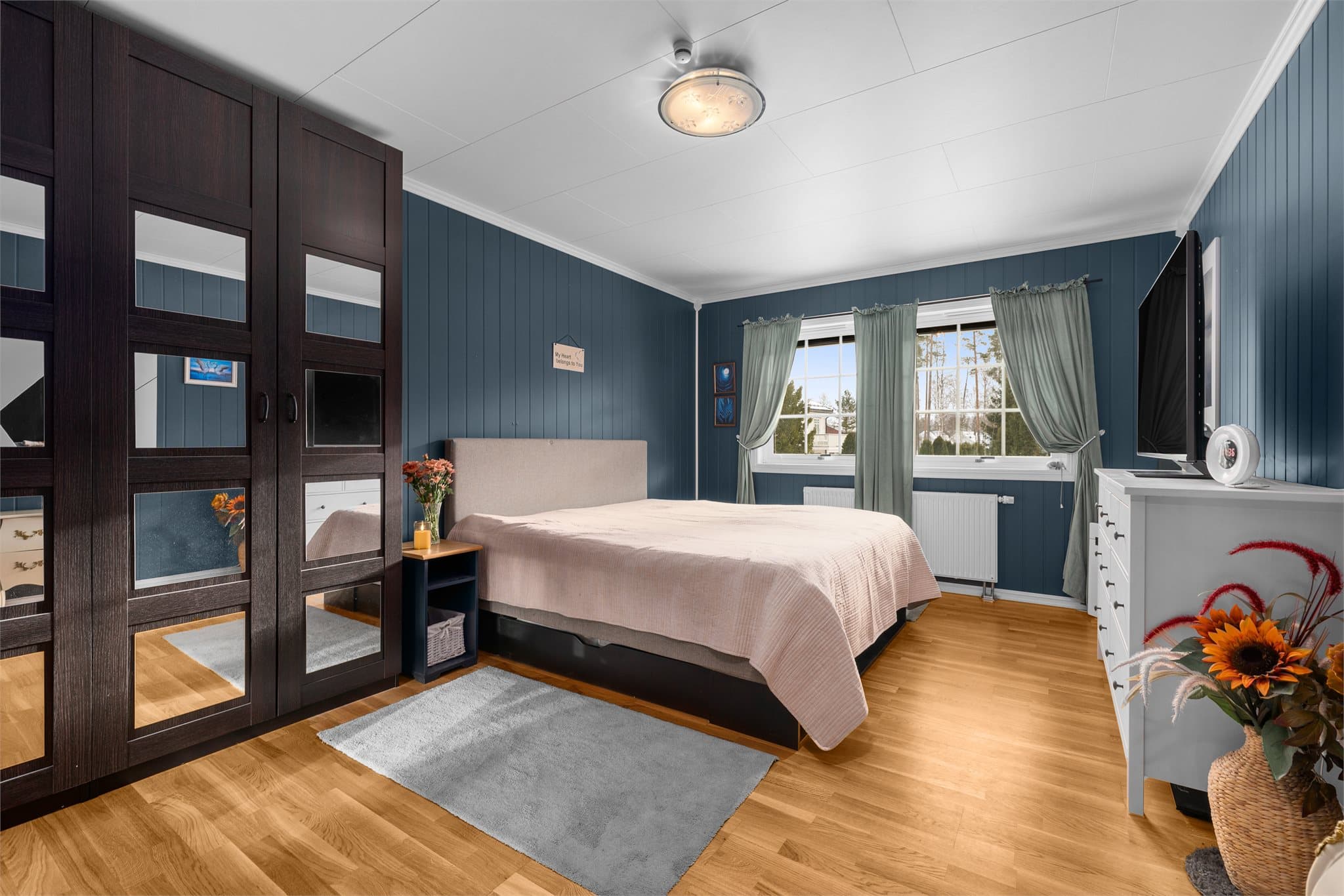Stort hovedsoverom med god plass til klesoppbevaring, dobbelseng og annet møblement.