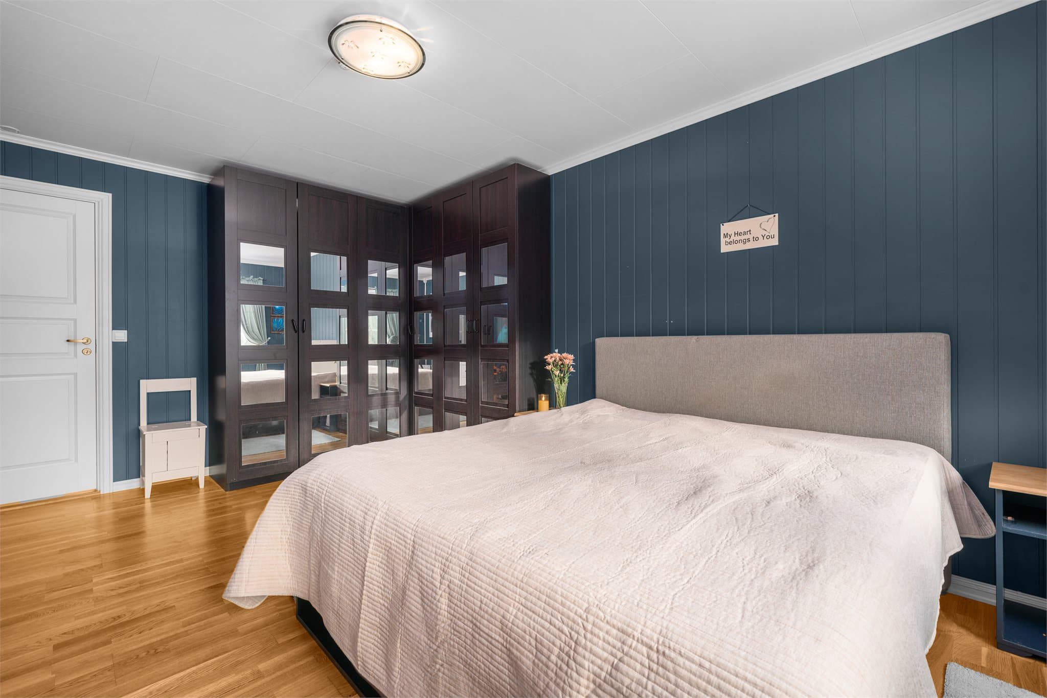 Hovedsoverommet er malt i en nydelig blåtone.