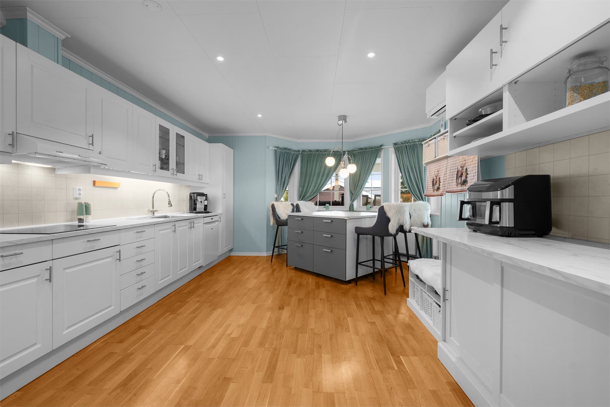 Stort kjøkken med gode oppbevaringsmuligheter i både skap og skuffer.