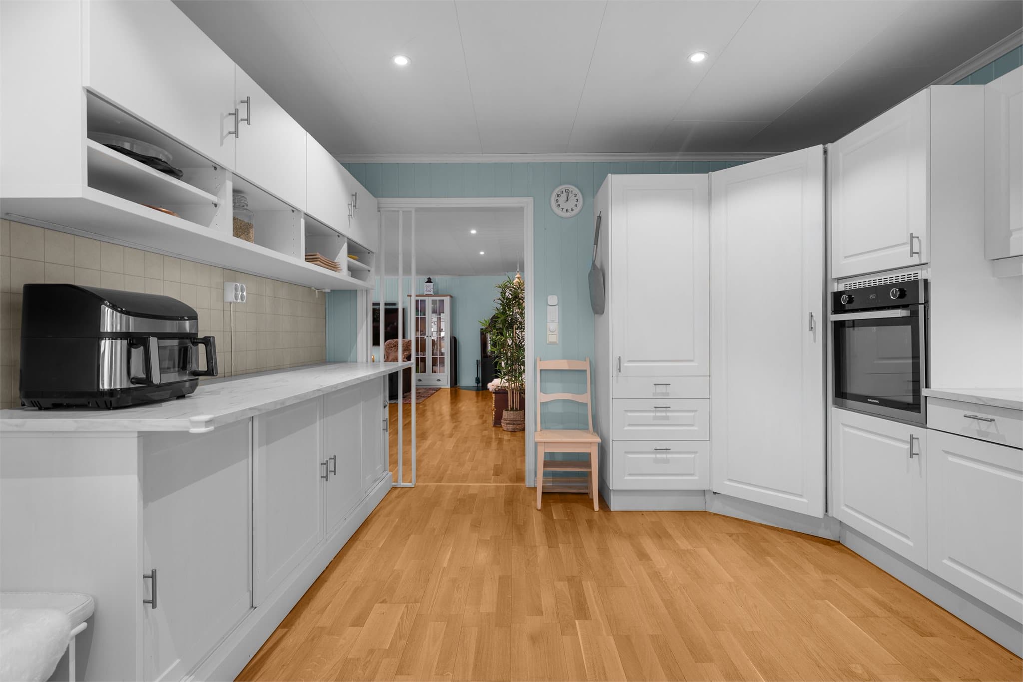 Kjøkkenet er godt utnyttet og det er satt inn ekstra skap for oppbevaring.