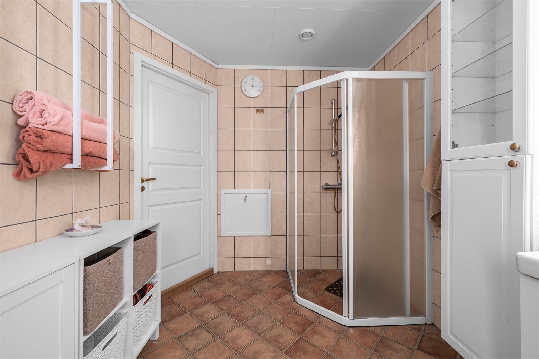 Pent, flislagt baderom.