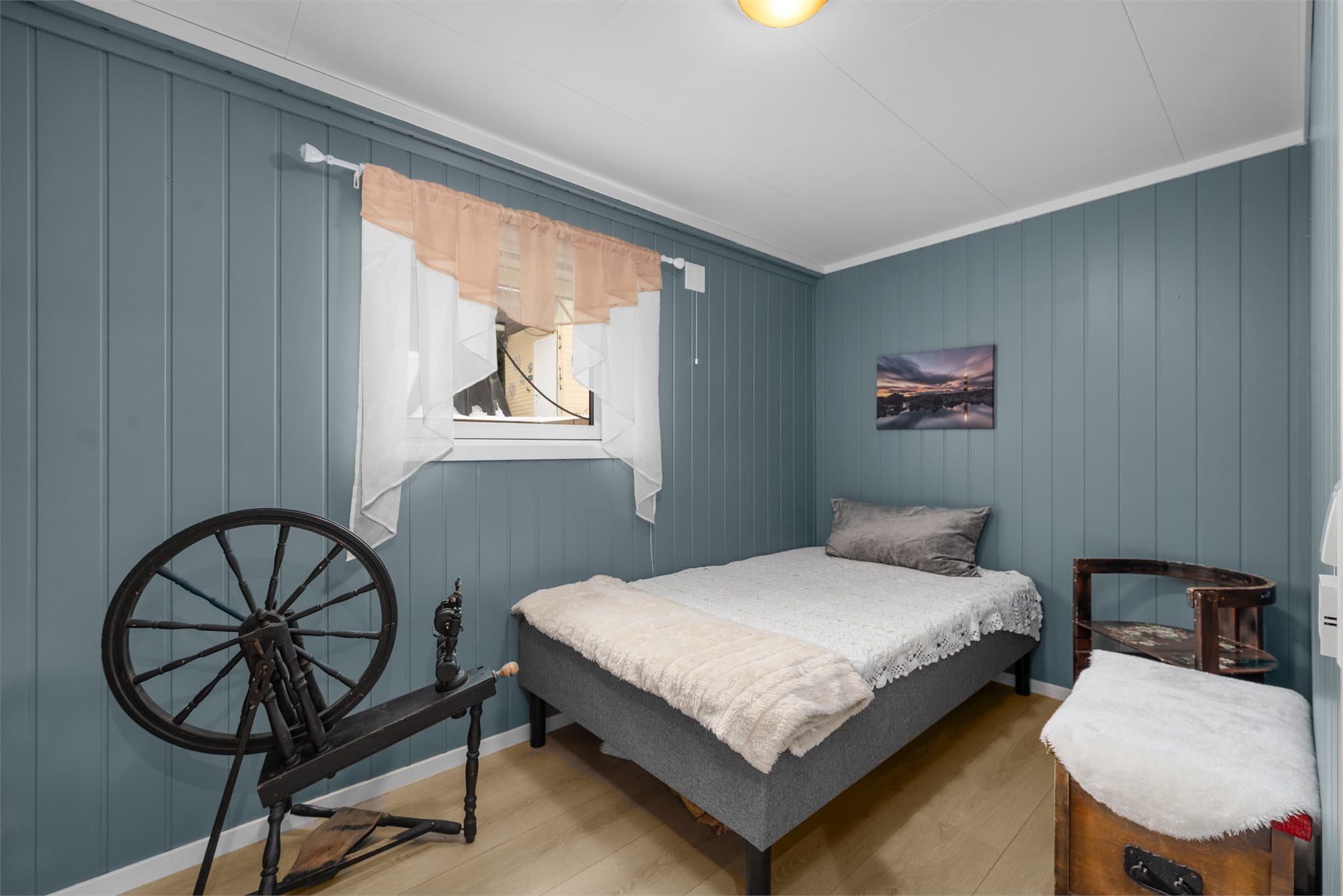 Kjelleretasje er innredet etter byggeår. Det er gitt tillatelse til tiltak, men det foreligger ikke ferdigattest og etasjen er således ikke godkjent for varig opphold.