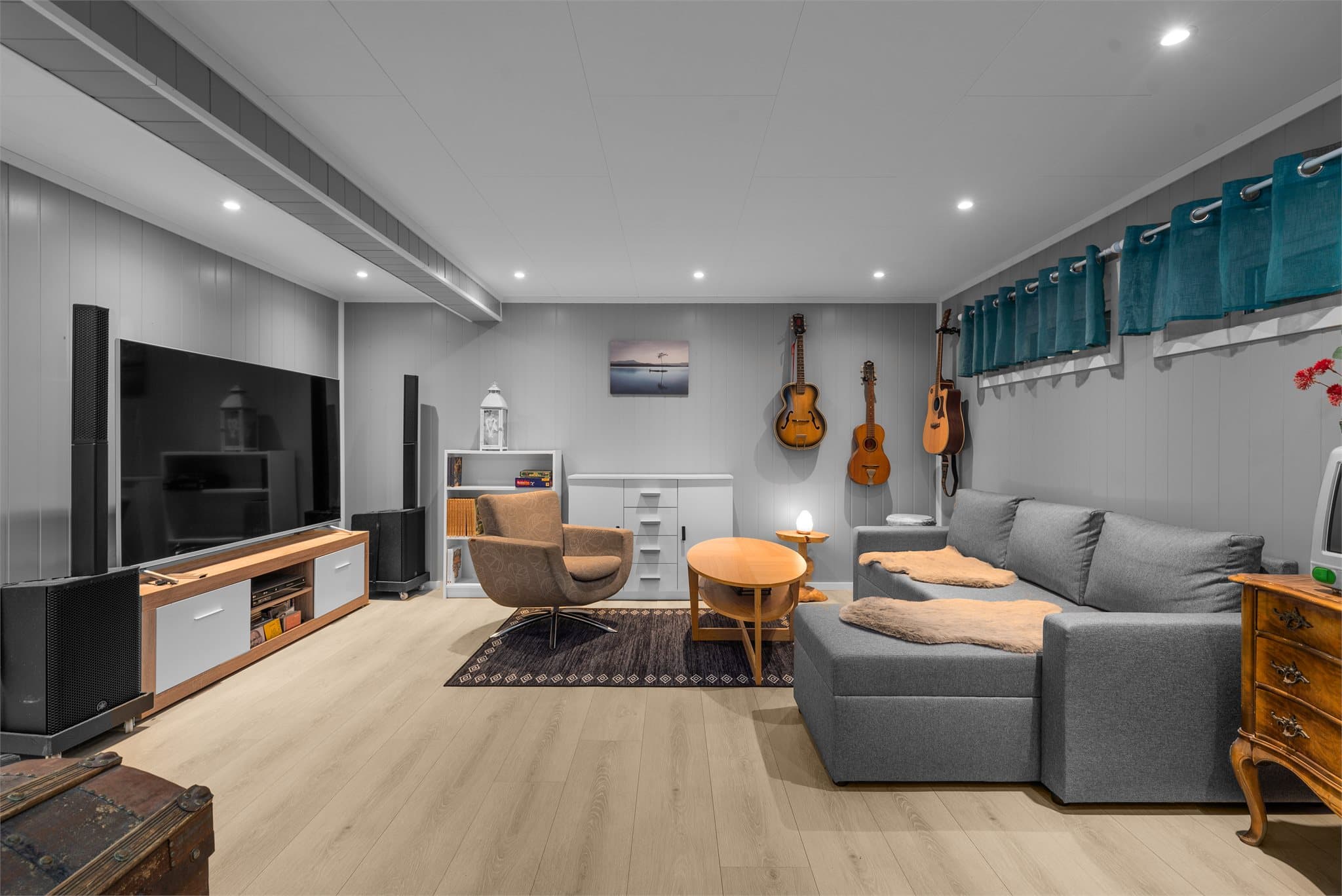 Kjelleretasje er innredet etter byggeår. Det er gitt tillatelse til tiltak, men det foreligger ikke ferdigattest og etasjen er således ikke godkjent for varig opphold.