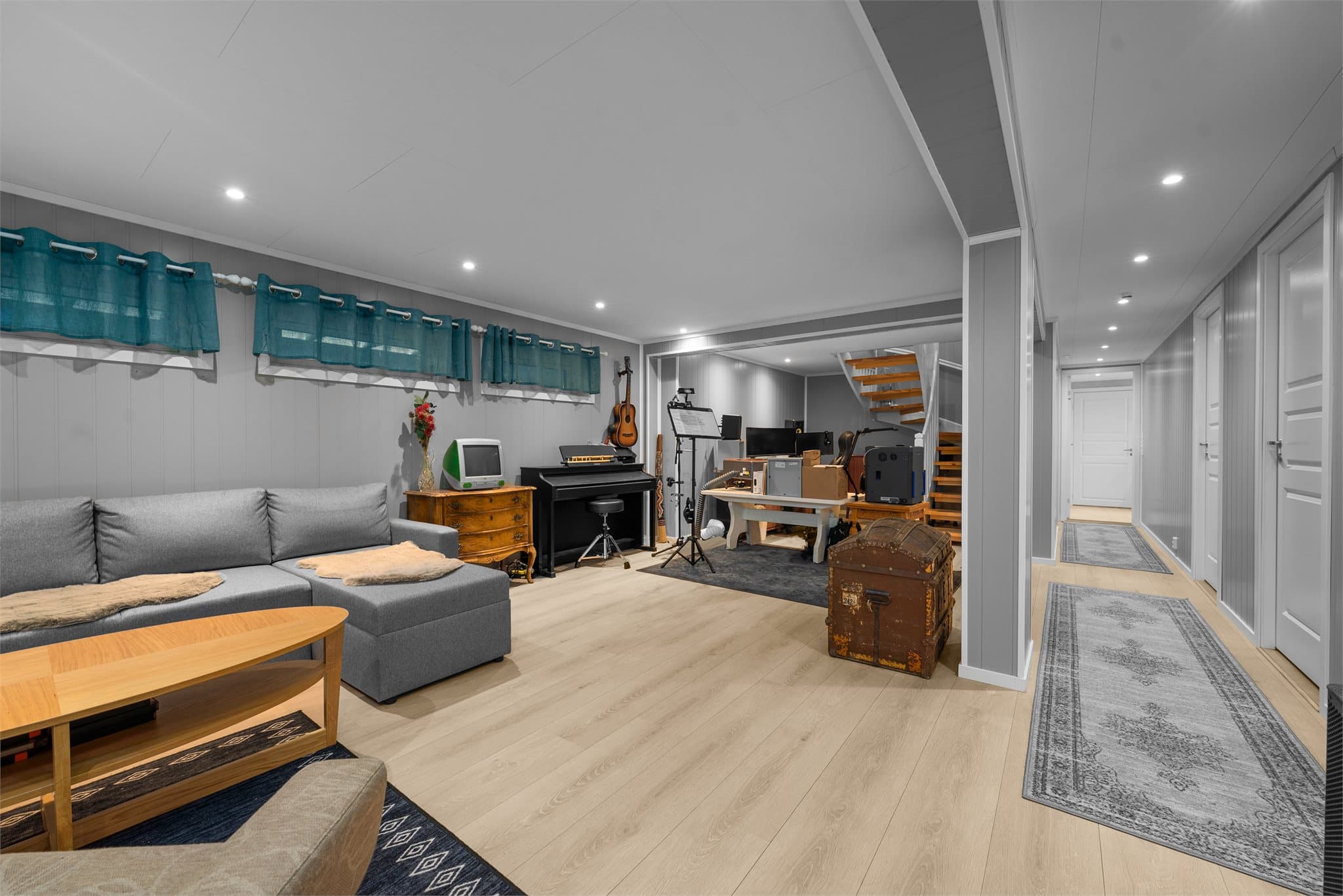 Kjelleretasje er innredet etter byggeår. Det er gitt tillatelse til tiltak, men det foreligger ikke ferdigattest og etasjen er således ikke godkjent for varig opphold.