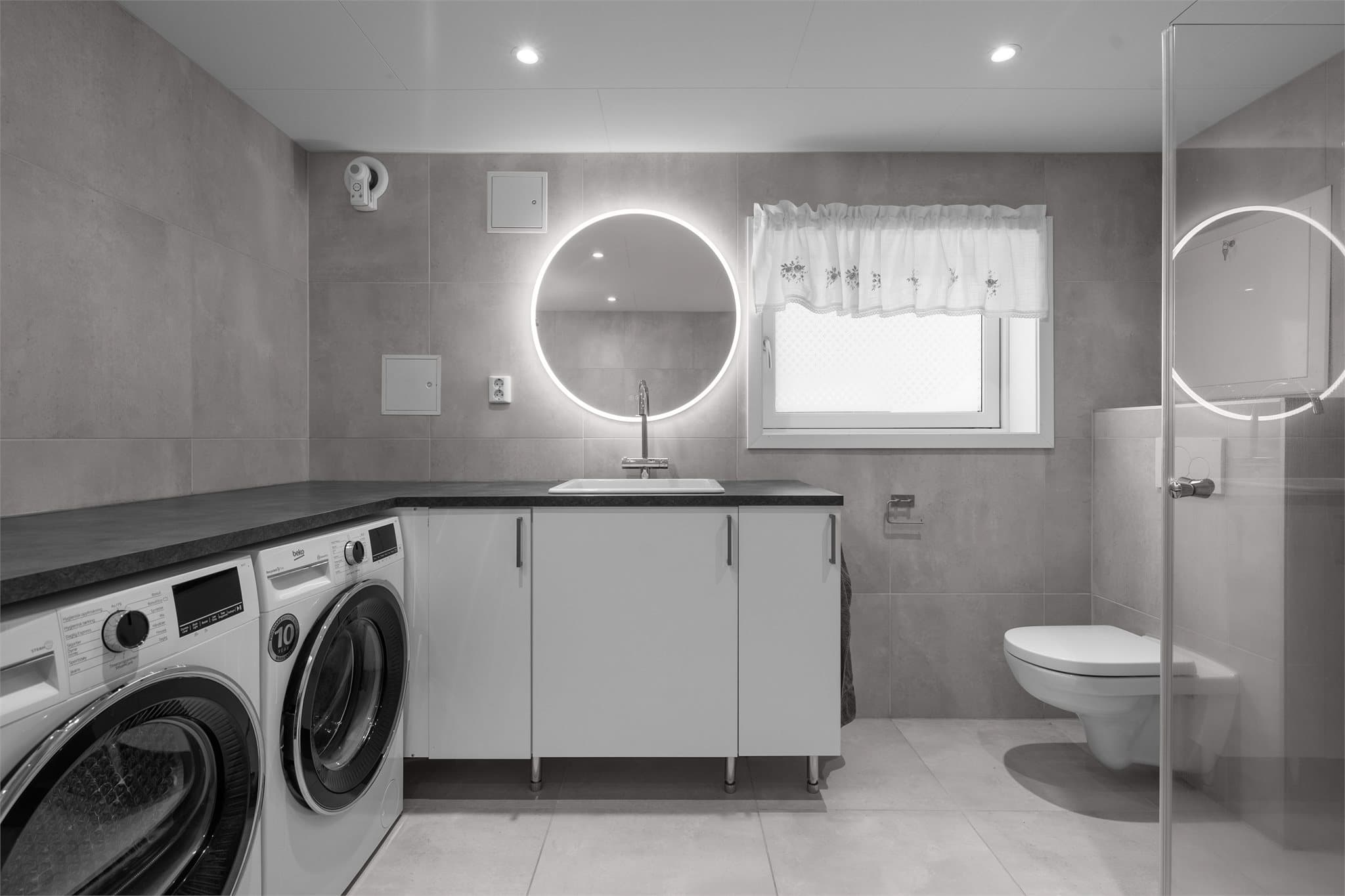 Kjelleretasje er innredet etter byggeår. Det er gitt tillatelse til tiltak, men det foreligger ikke ferdigattest og etasjen er således ikke godkjent for varig opphold.