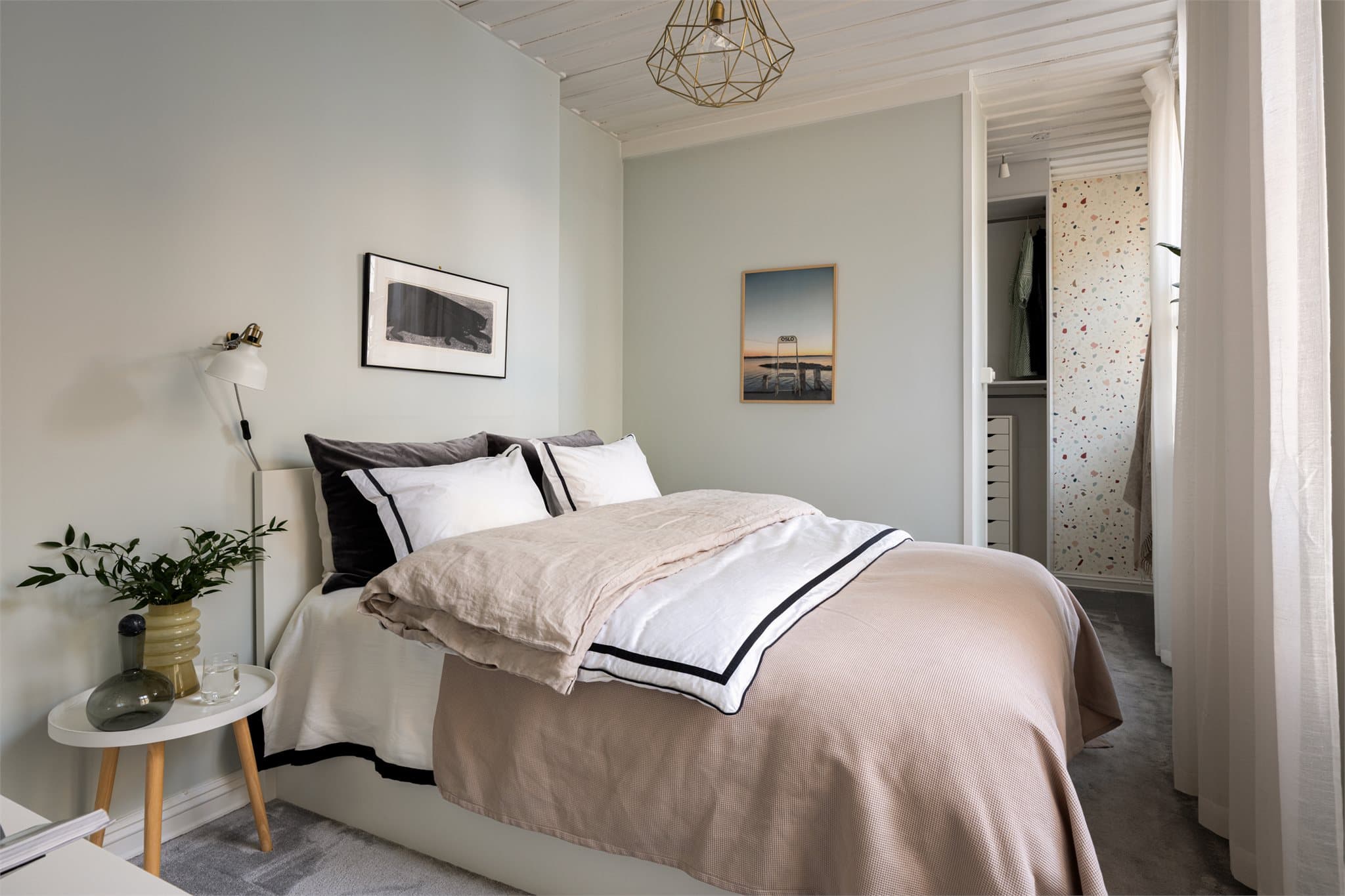 Hovedsoverommet er romslig med plass til dobbeltseng og tilhørende møblement.