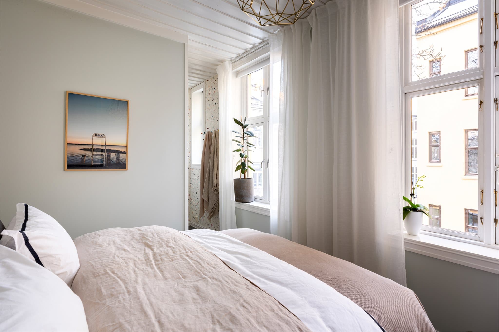 Store vindusflater gir godt med naturlig lys inn i soverommet.