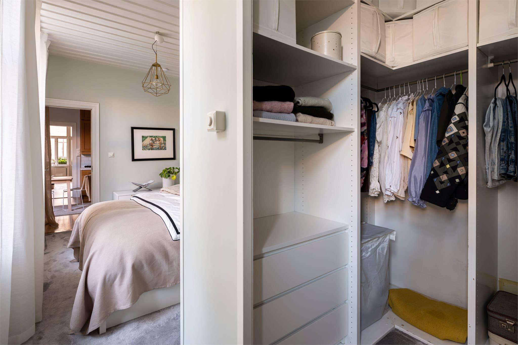 I tilknytning til soverommet er det en praktisk walk-in-garderobe med god lagringsplass.