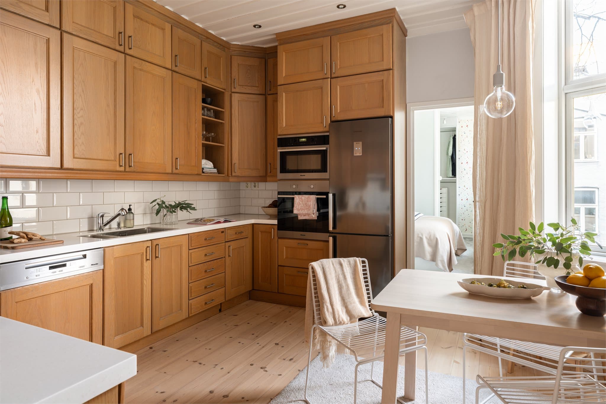 Store og klassiske vinduer gjør at kjøkkenet har et flott naturlig lys.