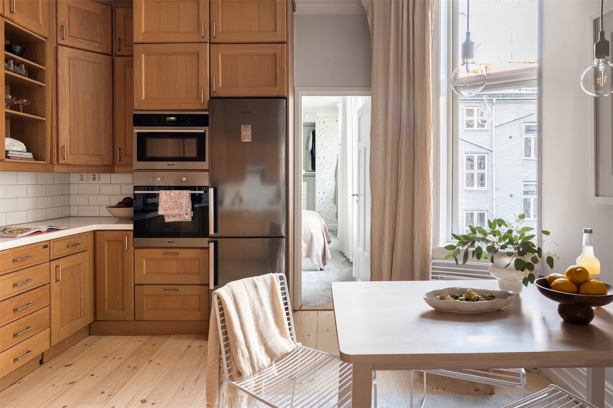 Leiligheten er oppgradert i nyere tid med bevarte og gjennomførte kvaliteter.