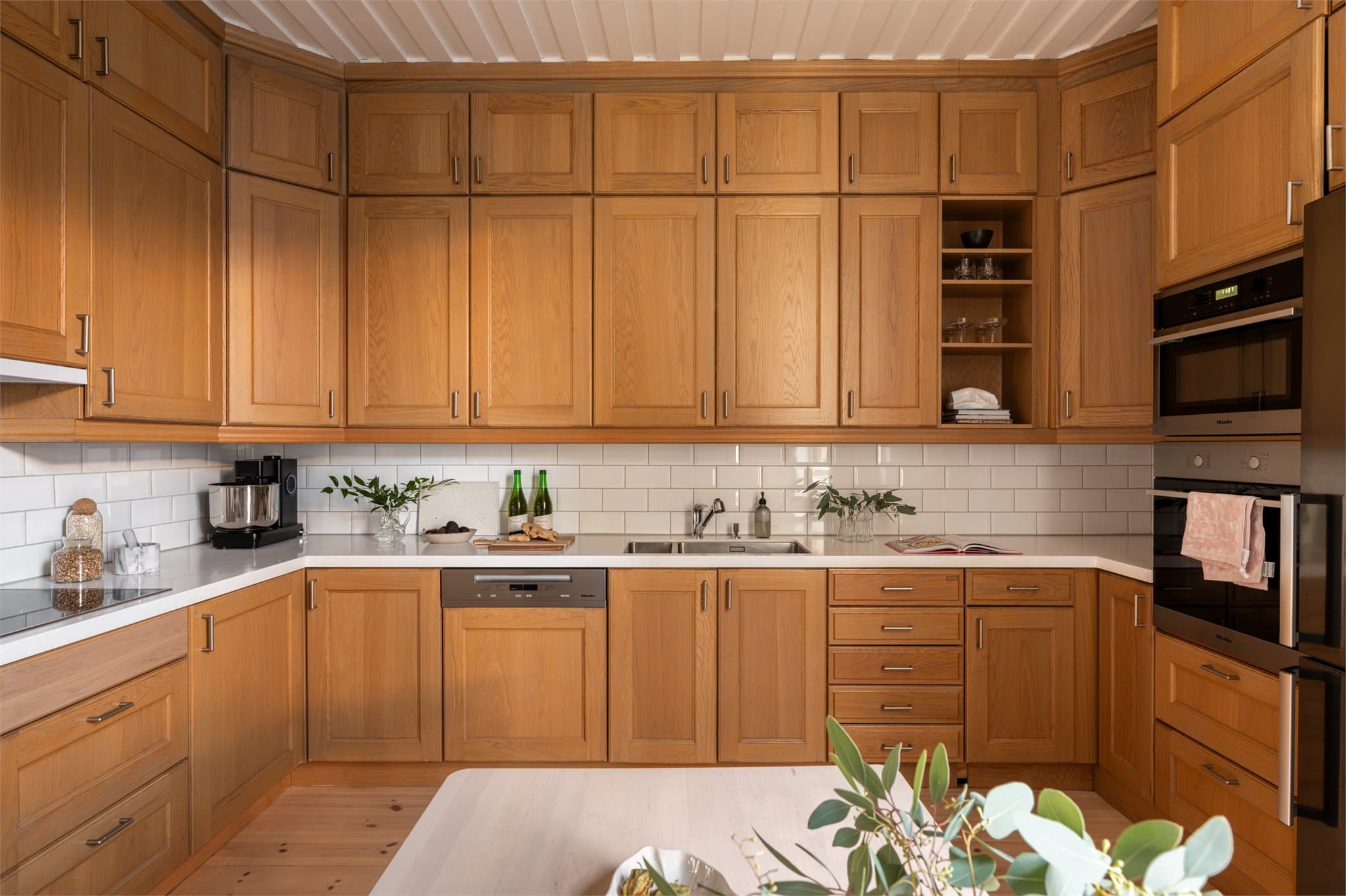 Godt med skapplass i både over- og underskap gir rikelig med lagringsmuligheter.