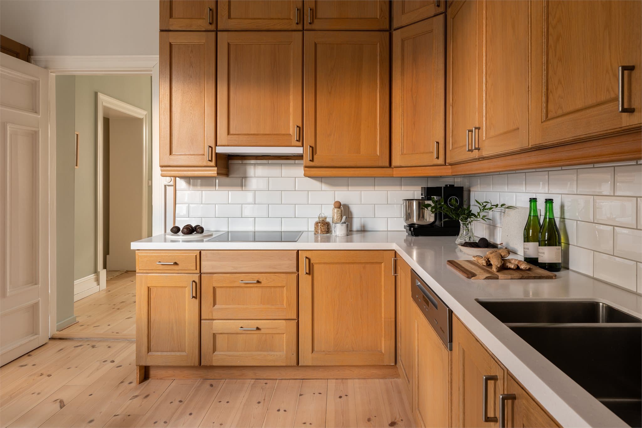 Kjøkkeninnredningen har profilerte fronter og en slitesterk benkeplate i Corian.