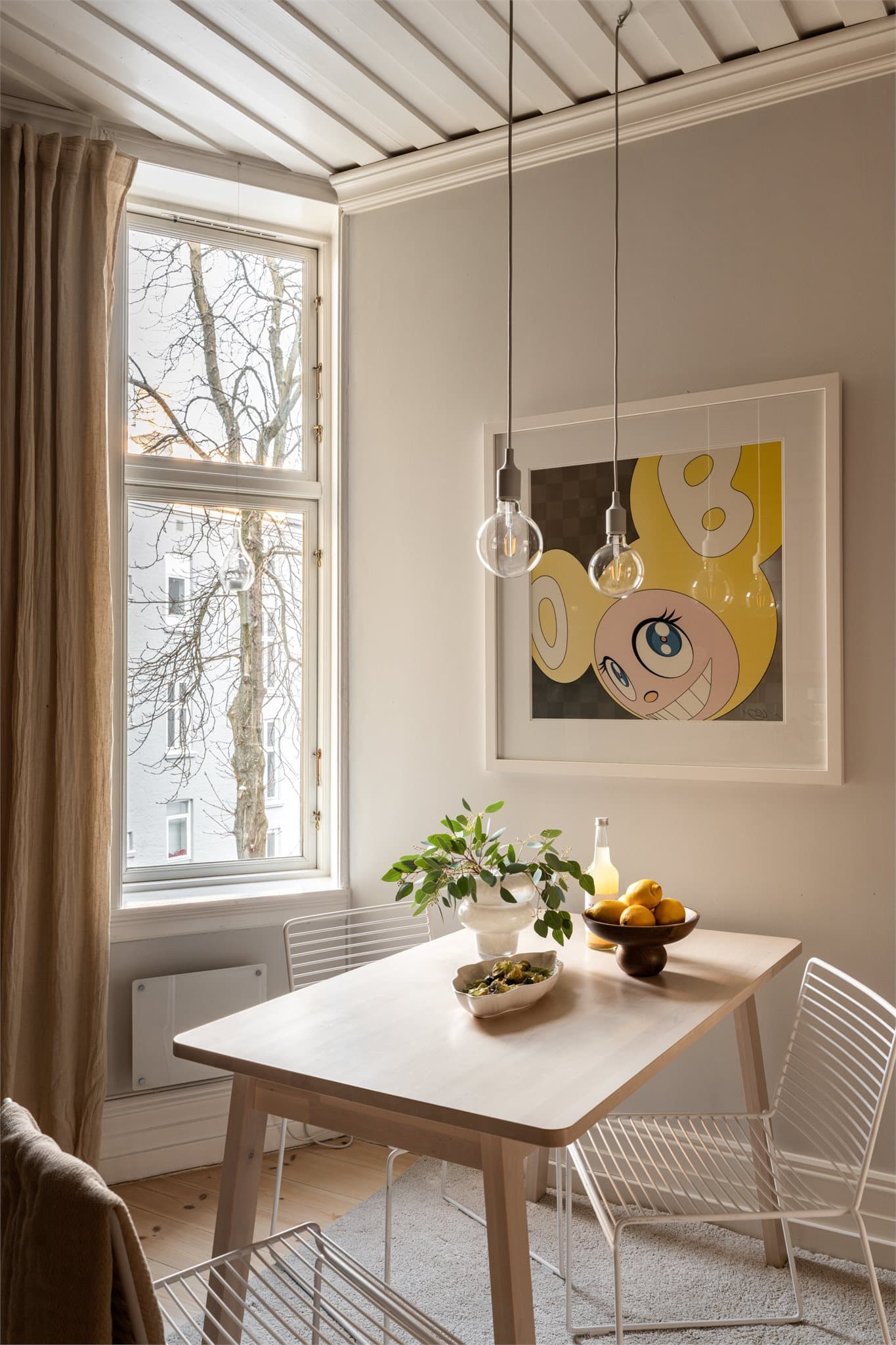 Spiseplassen på kjøkkenet er perfekt for hverdagsmåltider.