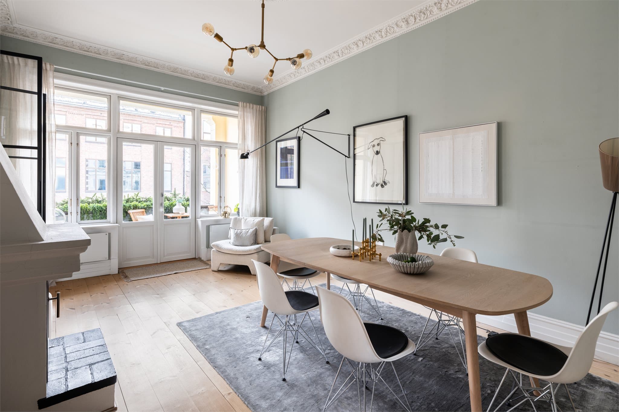 Spisestuen er et lyst og sosialt rom, med god plass til spisemøblement.