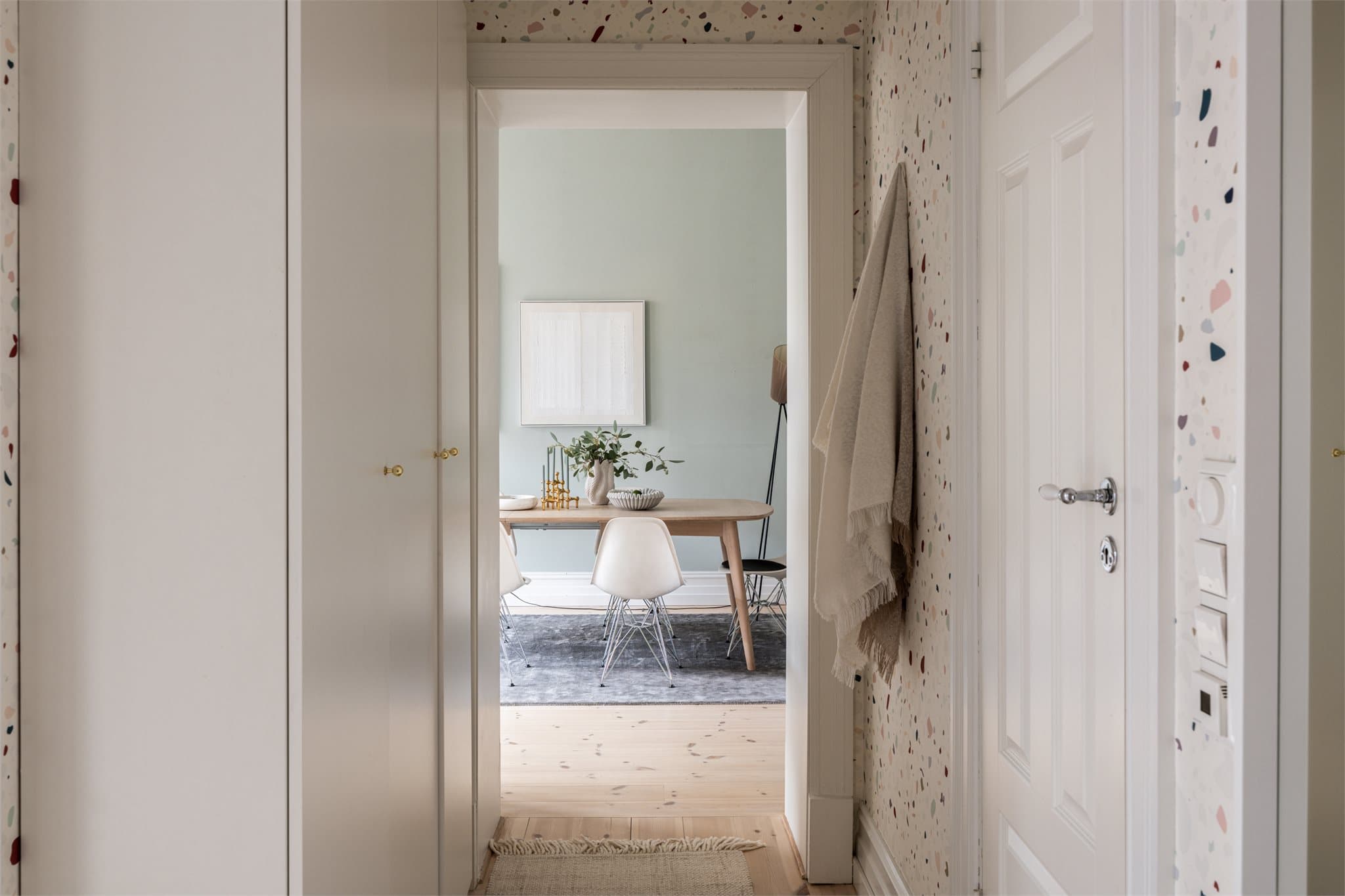 Tapetserte flater gir gangen et særpreg og binder rommene sammen.