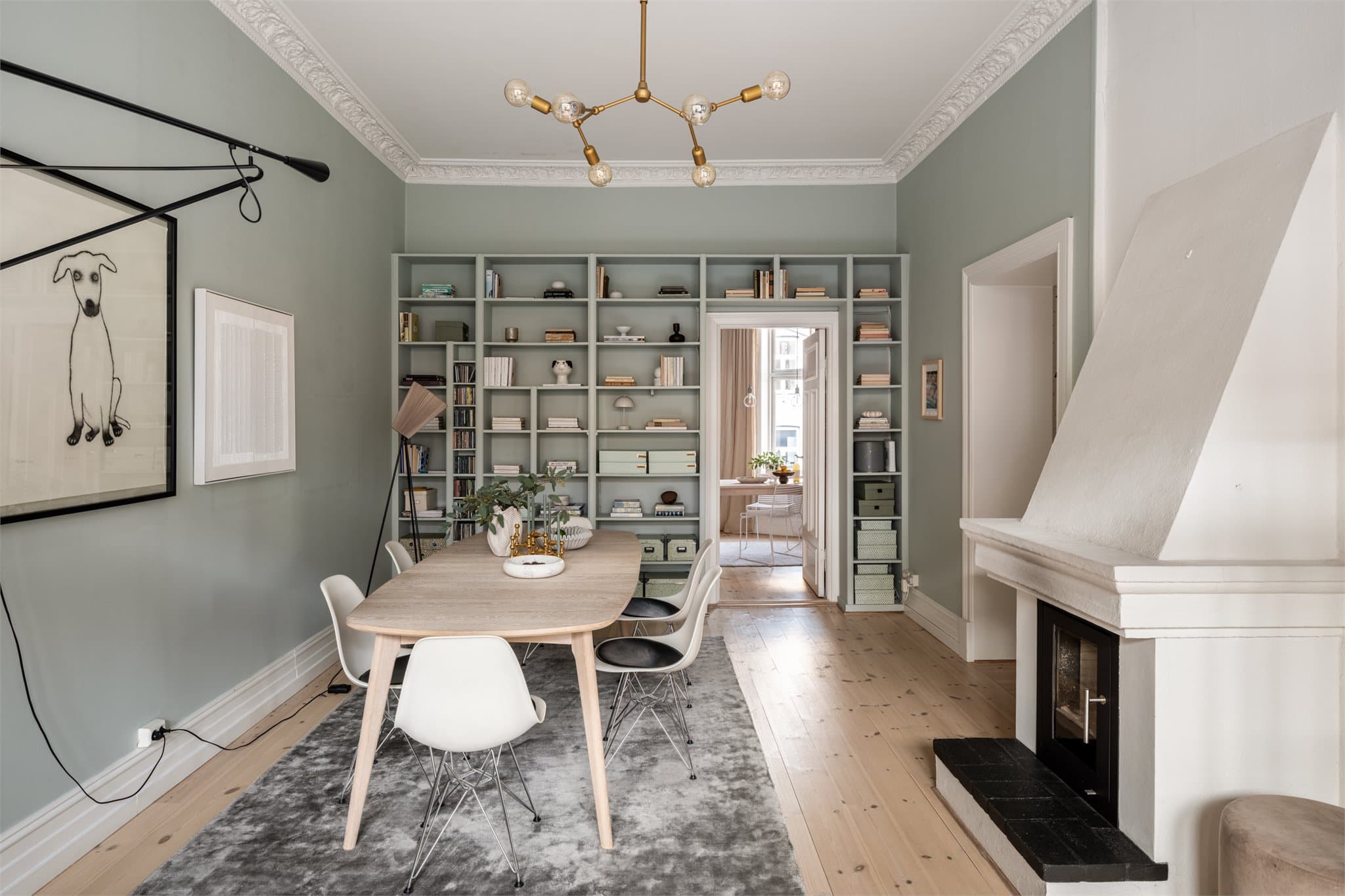 En plassbygget bokhylle utnytter takhøyden og gir rikelig med oppbevaringsplass.