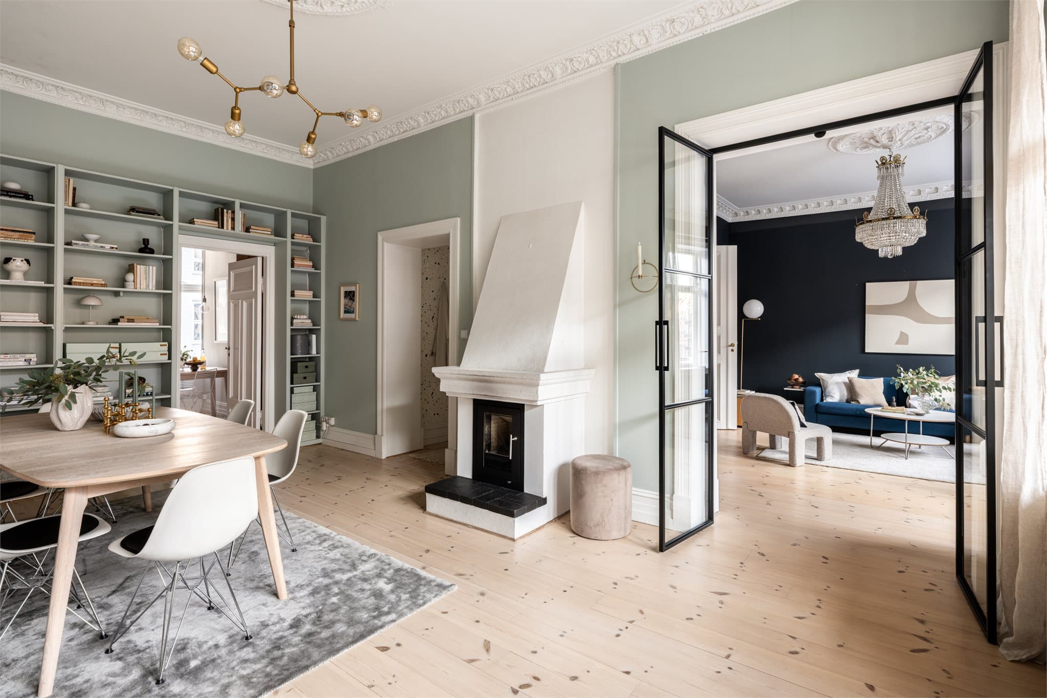 Den åpne løsningen mellom stuene gir en flott romfølelse og fleksible møbleringsmuligheter.