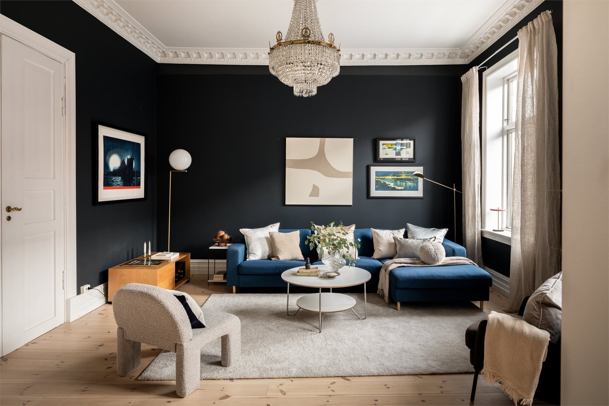 Den største stuen er av god størrelse og har plass til flere sittegrupper.