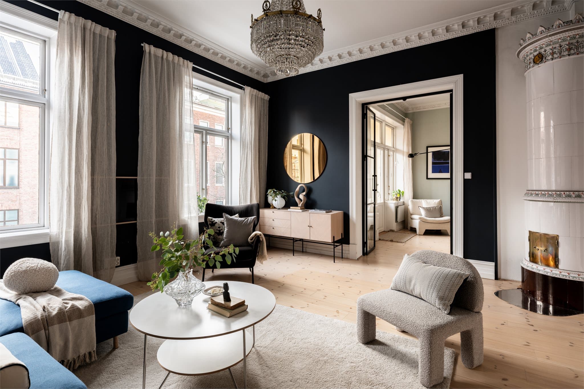 Leiligheten har en flott planløsning, en takhøyde som i stuen er målt til 3,35 meter, detaljer som rosetter, stukkatur og to stemningsfulle ildsteder.